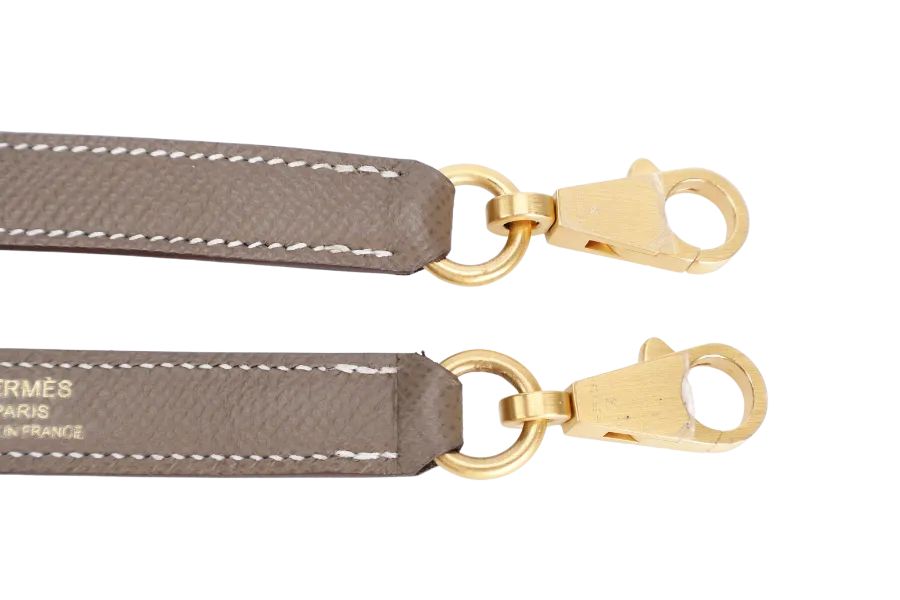 HERMES KELLY 25 SELLIER ETOUPE-BLUE ELECTRIQUE EPSOM, BRUSHED GOLD HARDWARE STAMP C (2018) WITH DUST COVER, LOCK, KEYS AND RAINCOAT