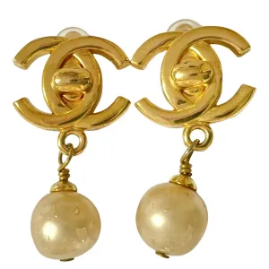 Vintage CHANEL golden turn lock CC and dangle pearl earrings. Very classic and popular jewelry. Coco mark earrings. 050327rc1