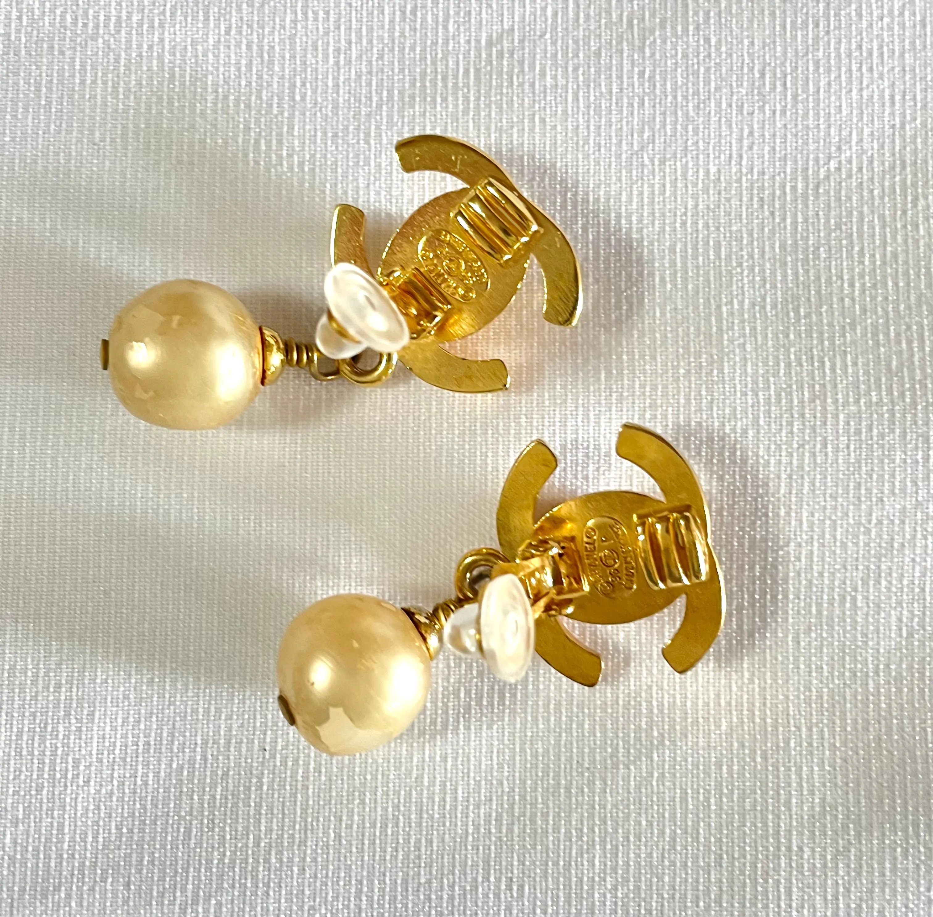 Vintage CHANEL golden turn lock CC and dangle pearl earrings. Very classic and popular jewelry. Coco mark earrings. 050327rc1
